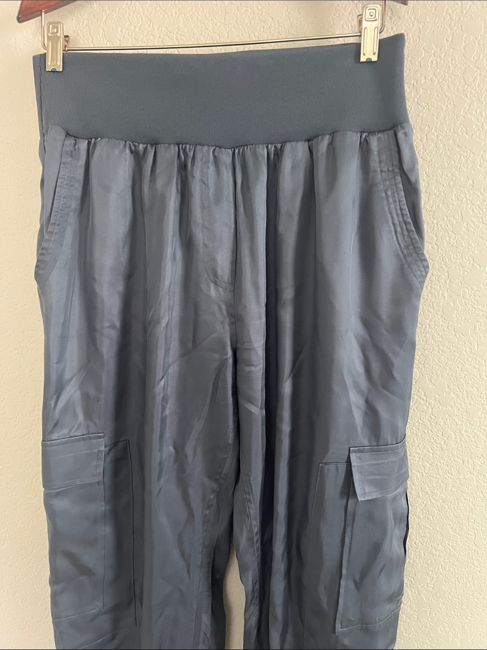 Cinq a Sept Giles Cargo Pants
Shadow. Size Large - Picture 3 of 9
